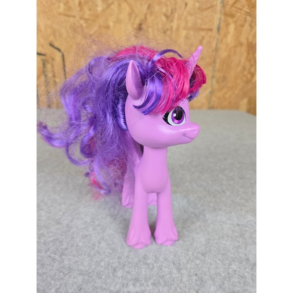 My Little Pony Pegasus Sunny Starscout & Princess Pipp Petals Figures 2021 - Picture 9 of 13